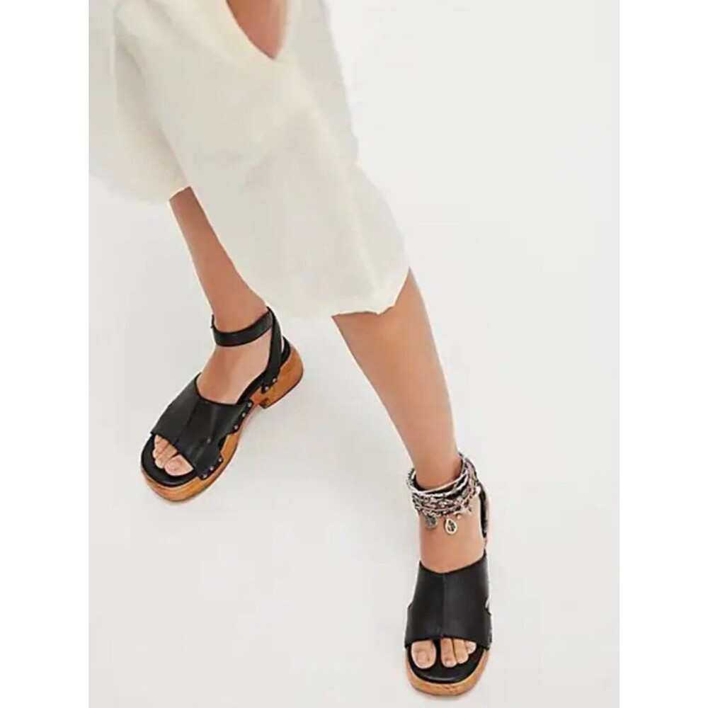 FREE PEOPLE Carson Clogs In Black (size 9.5)